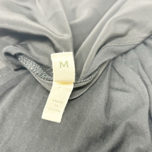 TINY ANTHROPOLOGIE Women’s Solid Black Muscle Tee Twist Front Hem 71670T Size M - Picture 5 of 5